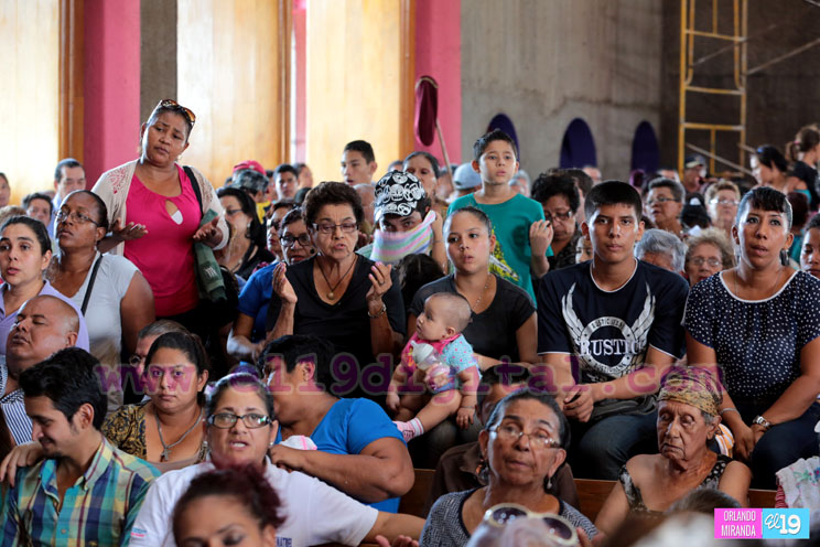 Miles de católicos participan de la bajada de la Sangre de Cristo